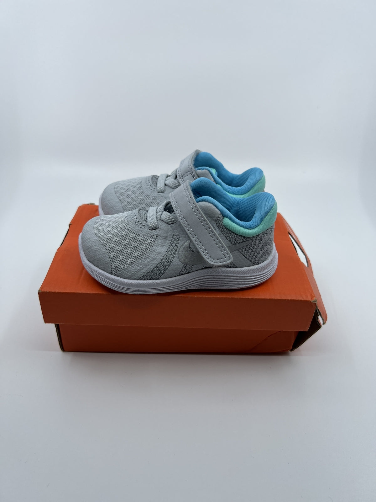 ♻️✅Nike 943308 PURE PLATINUM/SILVER Kids's Sandal US4C Brand New Original Box