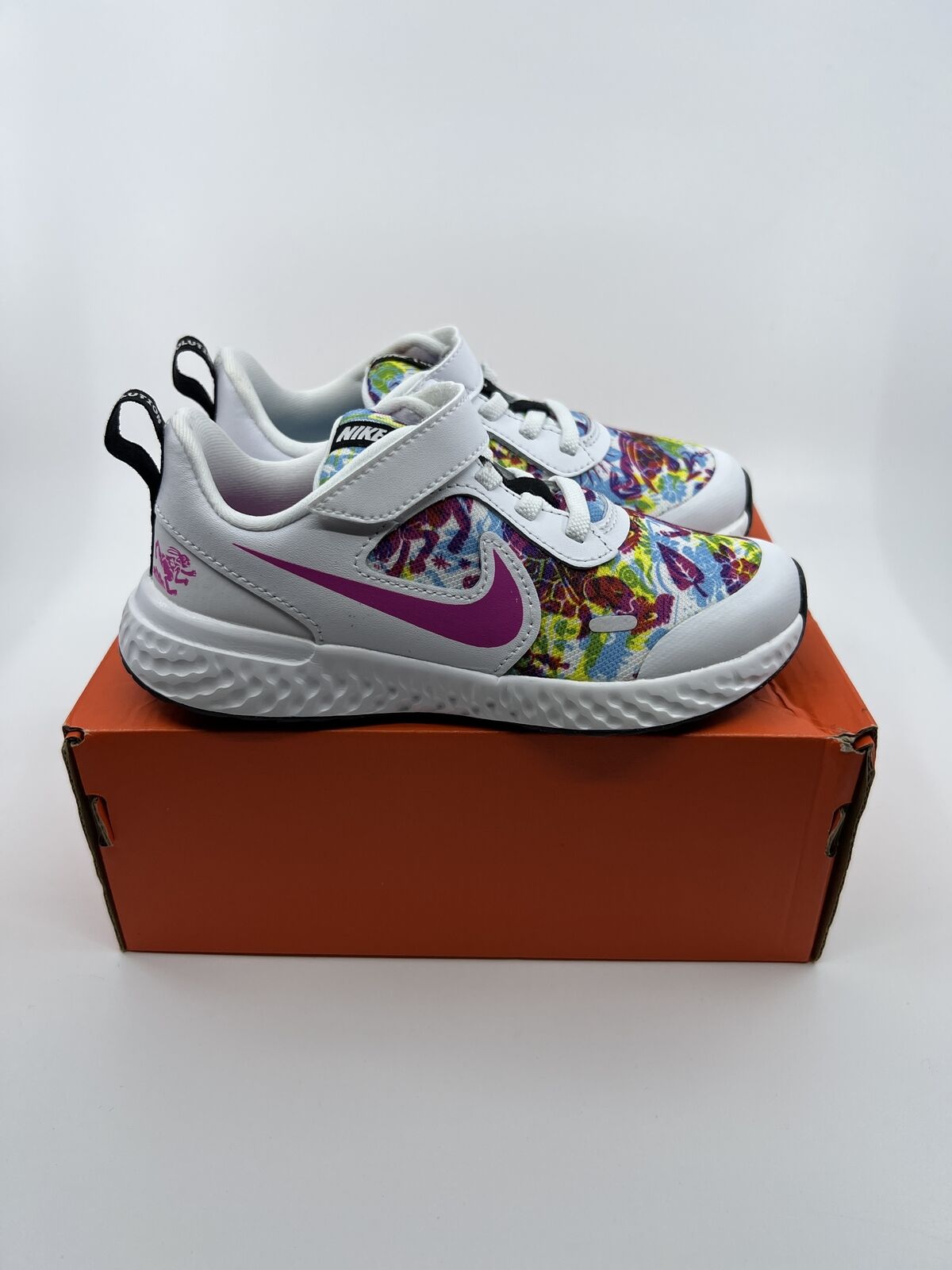 Nike Revolution 5  Fable Shoes  White/Fire Pink  US11,5C CJ2092-100