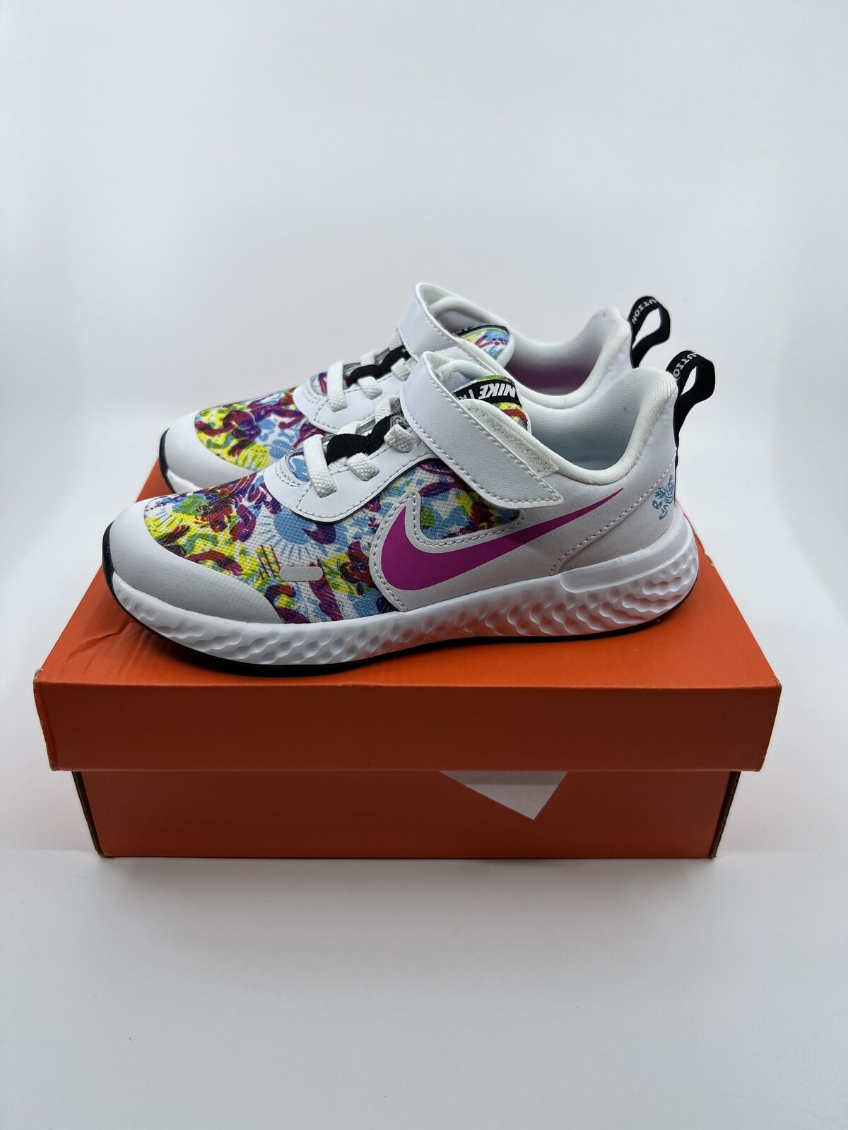 Nike Revolution 5  Fable Shoes  White/Fire Pink  US11,5C CJ2092-100